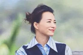 46岁董卿近照曝光，条纹衬衫配马甲显高级，把年龄活成一种气质图片