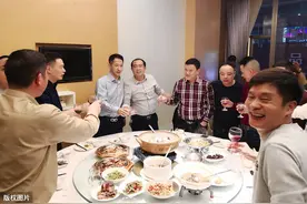 饭局上领导让帮忙“催菜”，老实人才会真的催，聪明人都会这样做图片