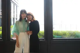 雷佳音老婆原来这么美，穿轻薄衬衫加高腰裤，腿长比例好到不真实图片