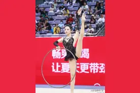 陈小纭获双料冠军，于小彤在台下竖起大拇指，甜甜的恋爱溢出屏幕图片