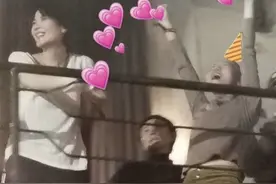 窦靖童晒与王菲合照，母女俩罕见同框，笑容灿烂画面温馨图片