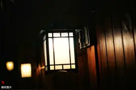故事：村里哑巴总偷偷去村外废弃粮仓，跟踪他后我吓得发抖图片