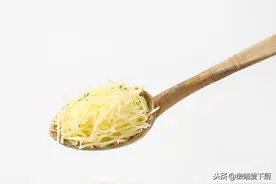 买芝士时，选“芝士碎”还是“芝士片”？有啥区别？学会别挑错了图片