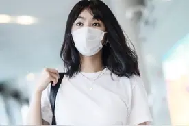 最近BM露脐装太流行了，李菲儿直接把T恤往上卷3圈，照样炫腹图片