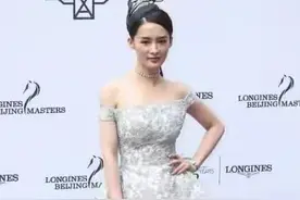 30岁李沁太自信，紧身上衣搭小黑裤就亮相，“过山车”身材够迷人图片