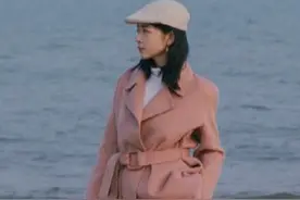 长款大衣已经“失宠”！短款大衣搭配裙子正流行，保暖百搭又时髦图片