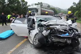 发生交通事故，驾驶员弃车离开现场，保险公司赔吗？图片