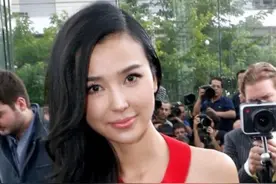 姚星彤国外放得开！紧身礼服胸前挖条“横沟”，还要硬往镜头上凑图片