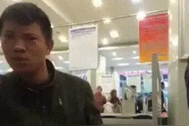 精选GIF爆笑图片：喊你吃饭不吃饭  捧起花手天天转图片
