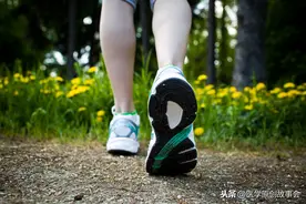 60岁是寿命决定期，无论男女，走路有七个表现，恭喜你很健康图片