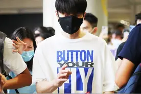 李荣浩穿着短裤脚踏拖鞋现身机场，面带口罩露出小眼睛图片