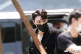 张艺兴 X《少年之名》黑色真空西装路透，尽显男性魅力图片