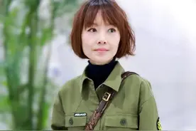 纸片人鲁豫的彪悍时尚，穿连体裤空荡荡，塞两个她都行，可就是美图片