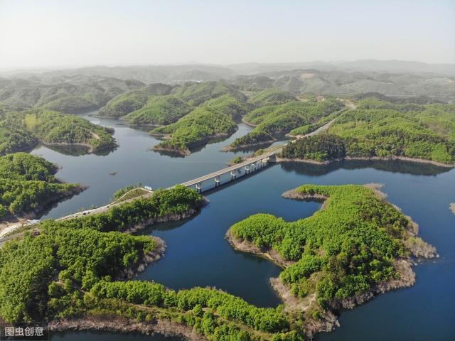 十堰地处中国中央山地,秦巴山区汉水谷地,湖北西北部汉江中上游,北抵