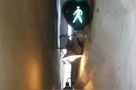 世界上最“尴尬”的街道，行人通过不能碰面，身材太胖还会被卡住图片