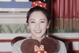 张雨绮去迪士尼玩，穿灰色T恤配短裤好嫩啊，说她是高中生我也信图片