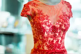 性感蕾丝PK优雅旗袍，这两套复古中国风婚纱，哪个是你的最爱？图片