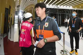 山东鲁能抵达赛场，佩莱+费莱尼双塔出战，卡达尔替补图片