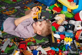 孩子玩具越多越好？玩具太多反而会害了孩子图片