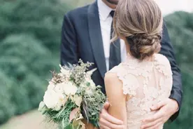 现代女人的婚姻观：不要求你为我挡风遮雨，至少别带来更大的风雨图片