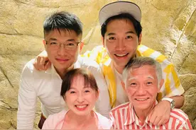 年过60保养得宜！TVB小生黄建东超孝顺，节约存钱助母亲圆梦图片