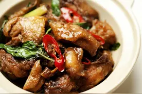 江西传统名菜：三杯鸡，味道咸香下饭，鸡肉滑嫩可口，酒饭皆宜图片