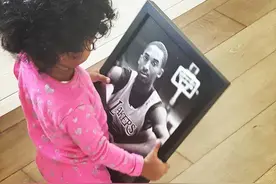 令人泪目！科比小女儿抱着照片连续叫爸爸，曼巴离开时她才7个月图片