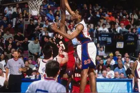 身高2米11！巅峰场均13板3.6帽，力压巅峰邓肯拿dpoy，他有多强？图片