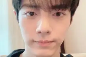 肖战坚持戴牙套两年，和4年前刚出道的他相比，颜值提升变化大图片