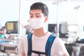 康康独自一人现身机场，胡军的儿子胡皓康从小就一表人才呀图片