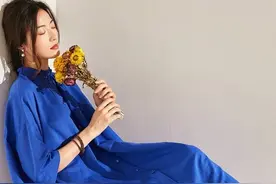 宽松休闲、温柔婉约。亚麻宝石蓝大码袍子长裙的时尚感图片