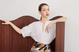 戚薇身着艺术涂绘治愈猫咪半裙，清新色系又美又仙，气场全开啊图片