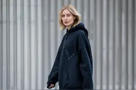 入秋后“运动裤”又火了，潮人们都在这样穿，时髦显瘦休闲百搭图片