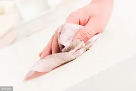 农民工的儿子去同学家，衣服上的石灰蹭脏了椅子，同学的爸爸偷偷地擦干净图片