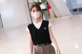 街拍：吴谨言穿工装背心配白T恤搭休闲西裤，尽显迷人随性图片