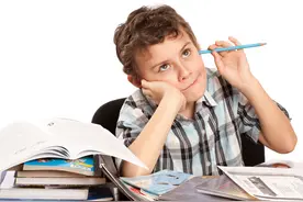 “我好想玩啊！”当孩子作业拖拉，你严厉管教，却毁了他的自控力图片