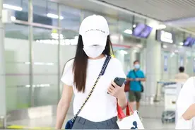 沈梦辰穿着白色T+灰色西装裤，头戴棒球帽，低调现身机场图片