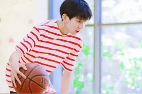 王源穿红色条纹短T太清爽了！是夏天的感觉没错了图片