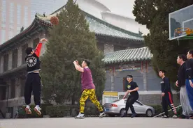 几个同学上课迟到被罚站，但毫无怨言，为何？图片