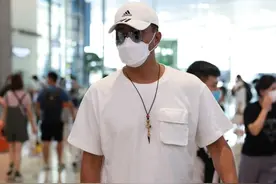 胡军霸气现身机场，白色短袖搭配灰色短裤，走出大哥范图片