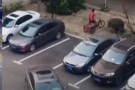 南京一小区大爷大妈组团人肉占车位图片