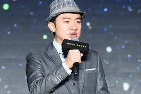 王祖蓝给女儿拍搞笑视频：生活的趣味从娃娃开始传递图片