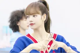 Lisa才是真富婆，穿23697开衫配4399鞋上综艺，看到16万手表我服图片