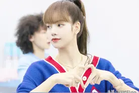 Lisa才是真富婆，穿23697开衫配4399鞋上综艺，看到16万手表我服图片