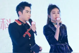 秦岚真会穿，丝绒睡袍上身随性又高级，值得职场女性借鉴图片