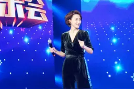著名主持人张蕾真会穿，一袭墨绿色连体裤，融入丝绒材质显得高级图片