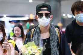 汪东城带围巾墨镜满满型男范 手捧鲜花爱不释手人气高图片