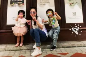 天王嫂方媛晒带娃日常，手牵俩女儿散步，不像妈妈像姐妹图片