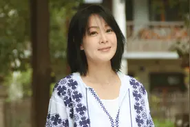 50岁刘若英这样穿好减龄，刺绣上衣配齐肩发型，意外美回小姑娘样图片