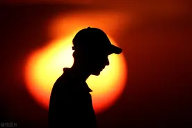 落日余晖，晚霞渐染，父子在镜头里留下最美的剪影图片